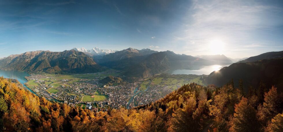 Wie erlebt man im Berner Oberland den Goldenen Herbst mit Seilbahnen und Bergseen ab Zürich