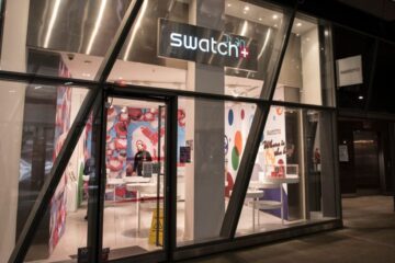 Swatch steht in China wegen einer umstrittenen «Schlitzaugen»-Werbung in der Kritik. Nach einem Shitstorm zog der Uhrenkonzern die Kampagne zurück und entschuldigte sich offiziell.