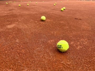 Wo kann man in der Schweiz Tennis spielen? Die besten Pl&auml;tze nach Kantonen mit Adressen und Preisen im Herbst und Winter