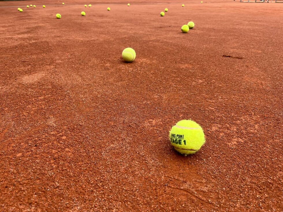 Wo kann man in der Schweiz Tennis spielen? Die besten Plätze nach Kantonen mit Adressen und Preisen im Herbst und Winter