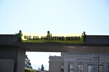 Greenpeace-Aktivisten in Genf: Ölspuren für den Globalen Plastikvertrag und die Lobby der fossilen Brennstoffe