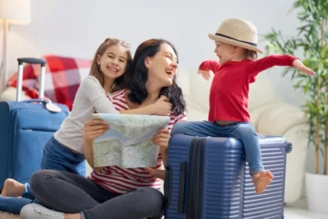 Entdecken Sie die besten Hacks und Routen f&uuml;r entspannte Reisen mit Kindern. Von der perfekten Packliste bis zu familienfreundlichen Abenteuern in der Schweiz.