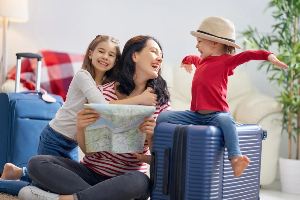 Entdecken Sie die besten Hacks und Routen für entspannte Reisen mit Kindern. Von der perfekten Packliste bis zu familienfreundlichen Abenteuern in der Schweiz.
