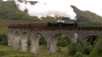 Das Glenfinnan-Viadukt zieht als "Hogwarts-Express"-Kulisse Millionen an. Erfahren Sie, wie der Tourismus-Boom das kleine schottische Dorf überfordert und welche Lösungen gesucht werden.