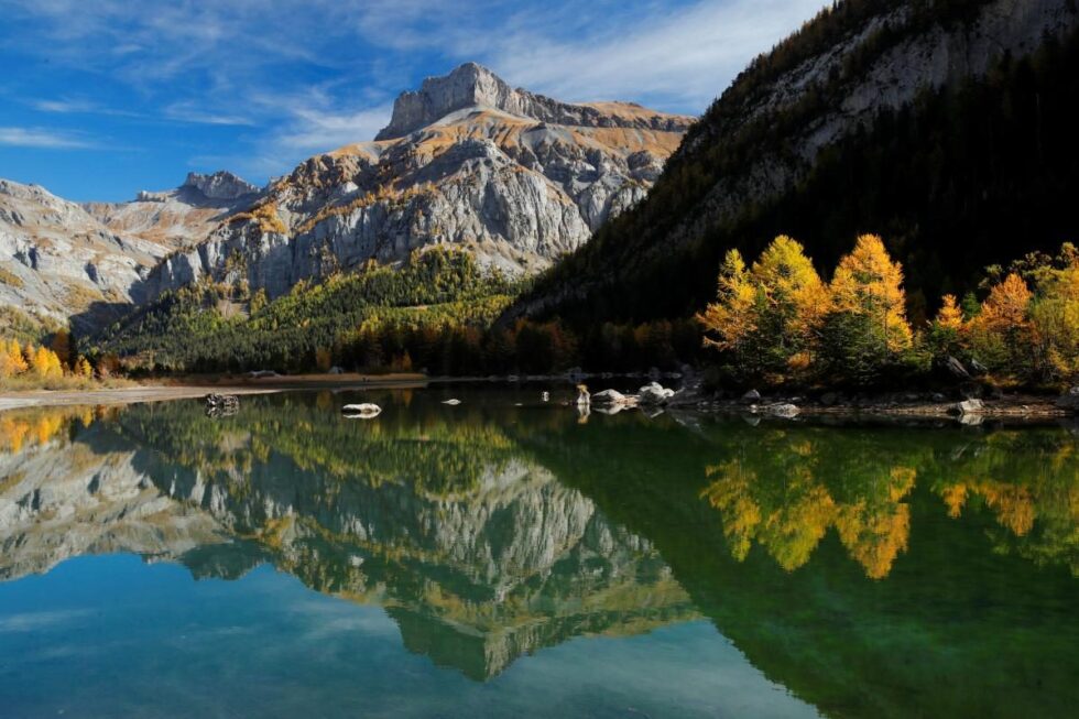Schweizer Seen und Flüsse sind ein Paradies für Erholung, Wassersport und Angeln. Entdecken Sie die besten Orte, Aktivitäten und Vorschriften für Ihren Aufenthalt in der Natur.