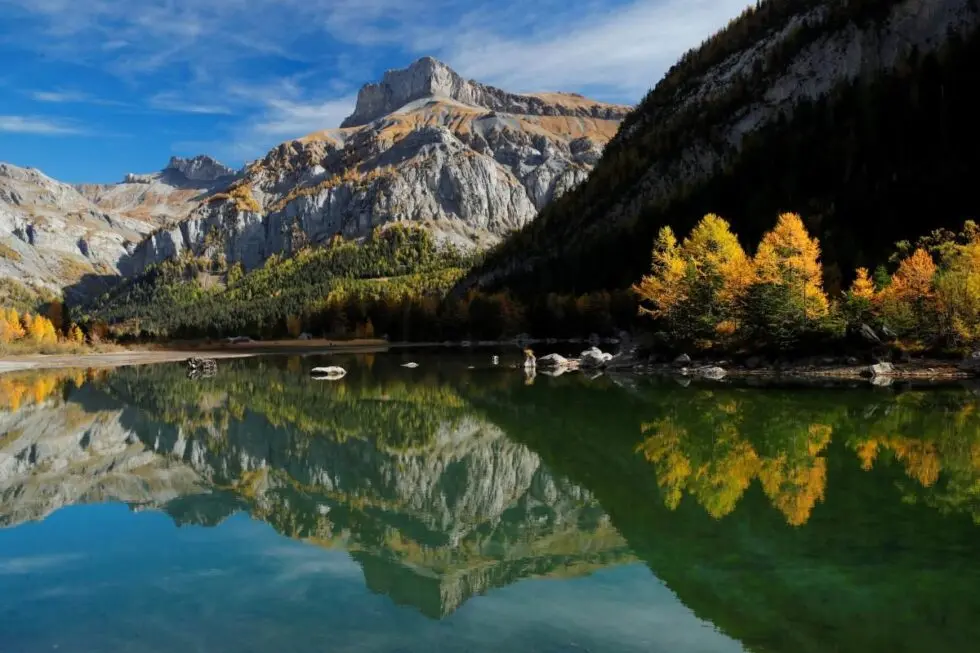 Schweizer Seen und Flüsse sind ein Paradies für Erholung, Wassersport und Angeln. Entdecken Sie die besten Orte, Aktivitäten und Vorschriften für Ihren Aufenthalt in der Natur.