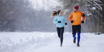 Dein Guide für Sport bei Kälte! Entdecke das Zwiebelprinzip, Schweizer Lifehacks für alpines Training und wie du sicher durch den Winter trainierst.