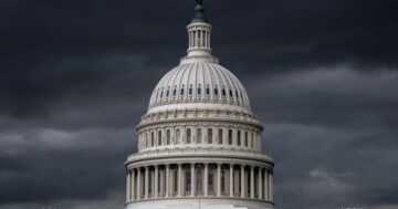 Der Kongress der USA will neue Sanktionen gegen Russland verhängen, aber nur in Absprache mit Präsident Donald Trump. Sprecher Mike Johnson betont die Dringlichkeit, aber auch die Abhängigkeit von der Zustimmung des Oberbefehlshabers.