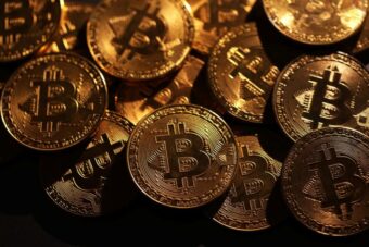 Bitcoin schnell und ohne hohe Gebühren kaufen? Erfahren Sie die besten Strategien, um Kosten zu senken, welche Plattformen sich lohnen und wie es in der Schweiz funktioniert