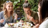 Entdecken Sie die neuen Trends im Schweizer Gastro-Tourismus. Von nachhaltigen Farm-to-Table-Erlebnissen bis hin zu Weinwanderungen in den Alpen.