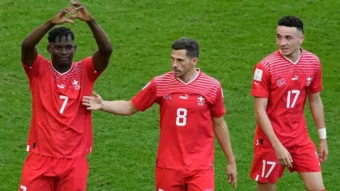 Erfahren Sie die Expertenprognose für das Spiel Schweden-Schweiz bei der Weltmeisterschaft, analysieren Sie die Geschichte der Begegnungen, um zu verstehen, was vom Spiel zu erwarten ist, und finden Sie heraus, wo Sie es ansehen können.