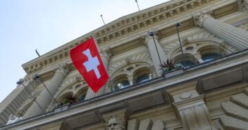 Erfahren Sie mehr über die historische Entwicklung und die aktuellen Herausforderungen der schweizerischen Neutralität. Entdecken Sie, wie sich das Land in einer globalisierten Welt neu positioniert.