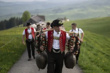 Entdecken Sie die faszinierende kulturelle Vielfalt der Schweiz. Von der Basler Fasnacht bis zum Jodeln: Ein tiefer Einblick in vier Sprachregionen.