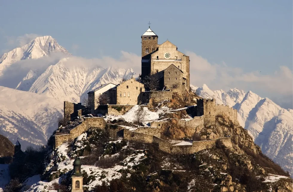 Entdecken Sie die kulturelle Seite der Schweiz mit diesem Leitfaden zu den schönsten Schlössern und historischen Städten. Planen Sie Ihre Reise zum historischen Erbe.