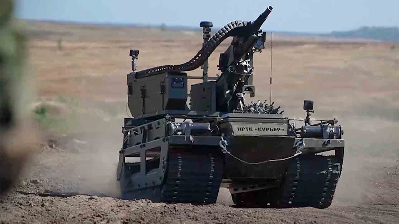Russland testet seinen neuen Kampfroboter "Kurier" zur Unterstützung von Angriffsoperationen und Logistik. Das UGV wurde mit verschiedenen Waffen erprobt.