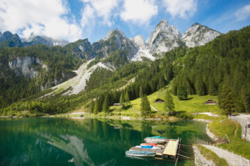 Entdecken Sie die schönsten Routen in den Schweizer Alpen 2025, mit Wanderwegen, saisonalen Highlights, Unterkunftstipps, Sehenswürdigkeiten und Reisetipps.