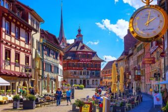 Sie planen den Umzug Schweiz? Erfahren Sie, welche Städte die beste Mischung aus Job, Lebensqualität und Steuervorteilen bieten. Ihr Guide für ein neues Leben.