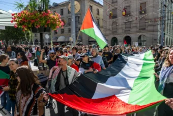 Über 10.000 demonstrierten in Genf gegen Israels Vorgehen und die „finanzielle Komplizenschaft der UBS“. Die BDS-Bewegung kritisiert die Schweiz scharf für ihre Haltung zu Palästina.