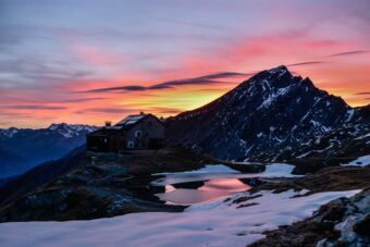Entdecken Sie geheime Orte in der Schweiz, die in keinem Reiseführer stehen. Von versteckten Bergseen bis zu historischen Dörfern – erleben Sie das Land abseits der Massen.