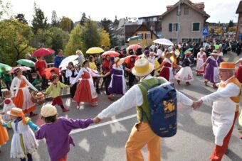 Erfahren Sie alles über das traditionelle Bénichon-Fest in Estavayer-le-Lac. Ein Fest der Ernte, mit lokalen Spezialitäten, Musik und Brauchtum.