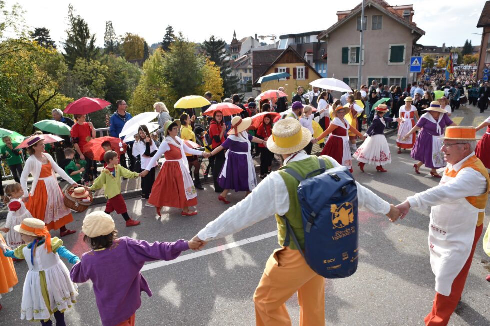 Erfahren Sie alles über das traditionelle Bénichon-Fest in Estavayer-le-Lac. Ein Fest der Ernte, mit lokalen Spezialitäten, Musik und Brauchtum.