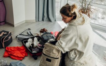 Handgepäck richtig packen und Stress vermeiden! Erfahren Sie, welche Regeln an Flughäfen wie Zürich gelten, welche Liquids erlaubt sind und was Sie unbedingt brauchen.