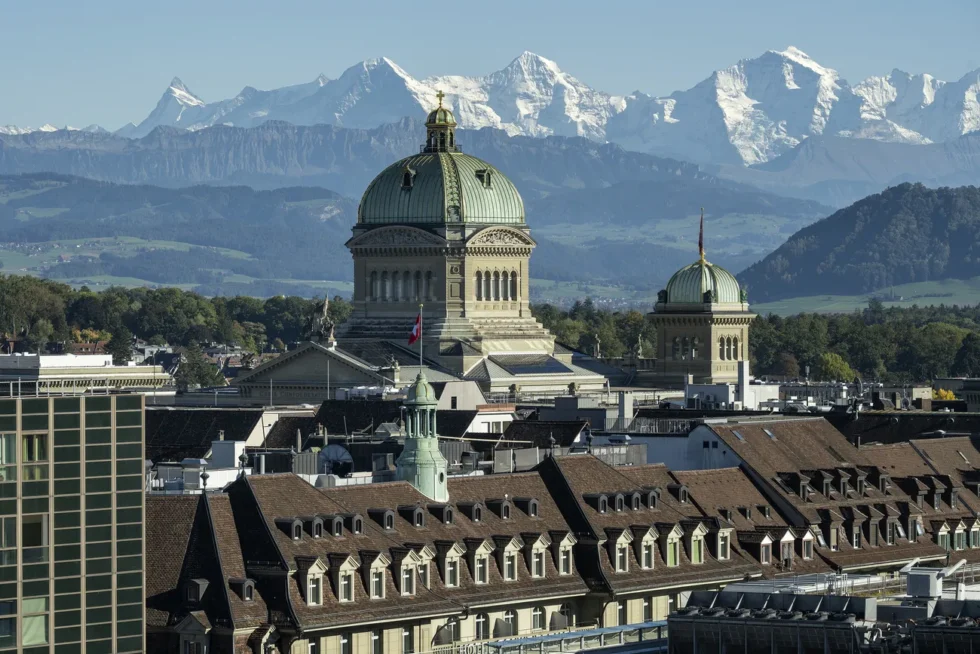Entdecken Sie die politische Stabilität der Schweiz 2025, das Kantonsystem, digitale Demokratie und Bürgerbeteiligung bei politischen Entscheidungen.