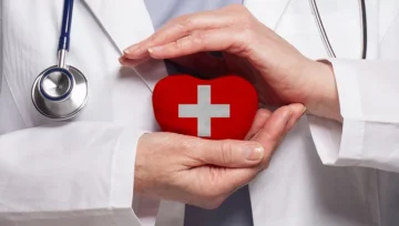 Gesundheitswesen Schweiz: Erfahren Sie, wie die obligatorische Krankenversicherung, Zusatzversicherungen und Franchisen funktionieren, um die Kosten zu verstehen und das beste Modell zu w&auml;hlen.