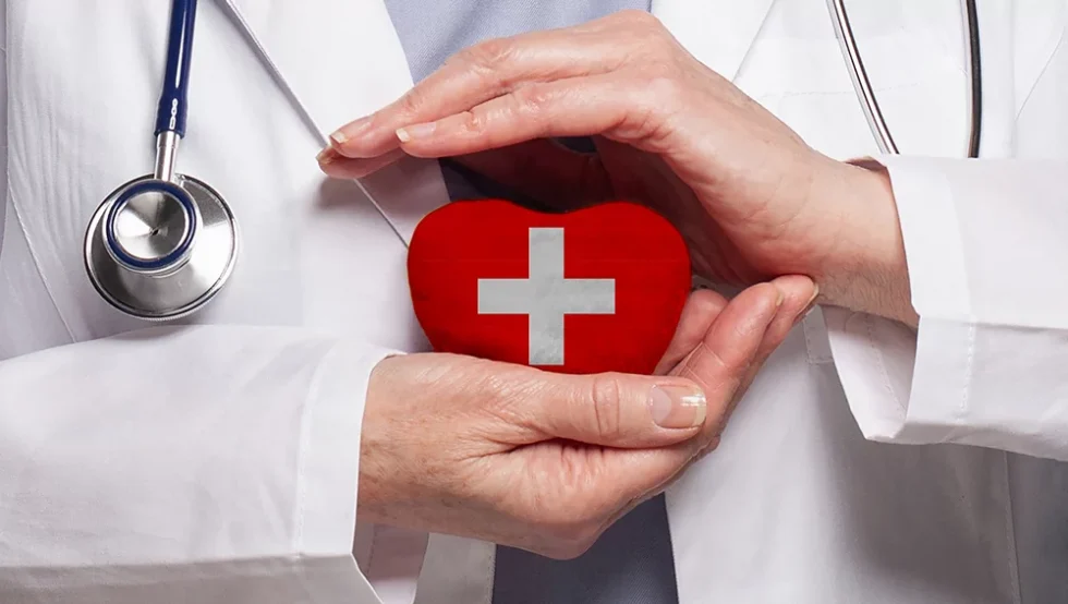 Gesundheitswesen Schweiz: Erfahren Sie, wie die obligatorische Krankenversicherung, Zusatzversicherungen und Franchisen funktionieren, um die Kosten zu verstehen und das beste Modell zu wählen.