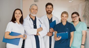 Medizinische Versorgung Schweiz: Erfahren Sie, wie das Gesundheitssystem funktioniert. Ein Guide zu obligatorischer und freiwilliger Versicherung, Prämien und verfügbaren Leistungen.