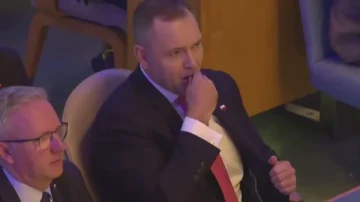 Polens Pr&auml;sident Karol Nawrocki nutzte bei der UN-Generalversammlung Snus. Politiker und Netznutzer reagierten mit Kritik und Debatten.