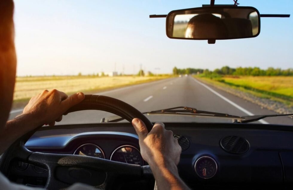 Ihr Guide für erfolgreiche Autoreisen! Lernen Sie die besten Hacks für Routenplanung, Packen und sicheres Fahren in der Schweiz kennen.