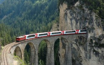Was macht den Glacier Express zur berühmtesten Bahn der Schweiz und wie startet man ab Zürich