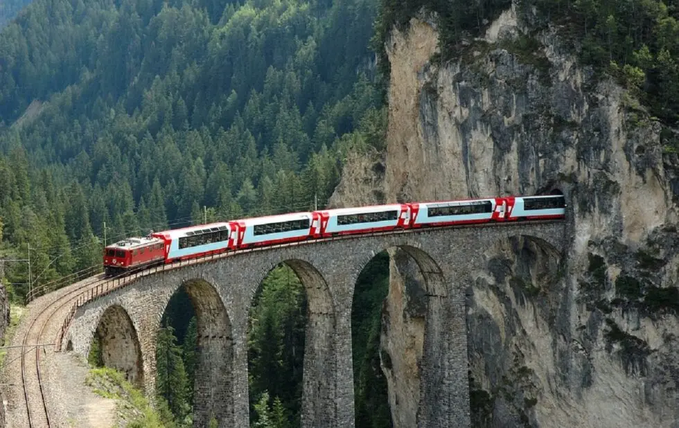 Was macht den Glacier Express zur berühmtesten Bahn der Schweiz und wie startet man ab Zürich