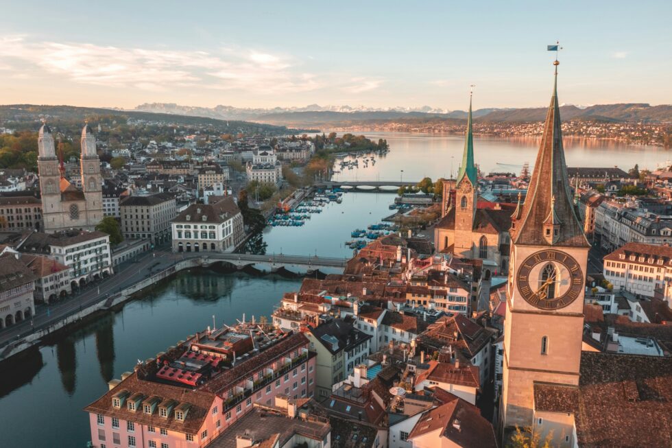 Entdecken Sie die Lebensqualität in der Schweiz 2025: Gehälter, Preise, Wohnen, Komfort und regionale Unterschiede für Einwohner und Expats.