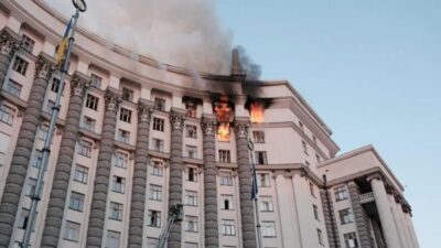 Russischer Angriff trifft erstmals ukrainisches Regierungsgebäude in Kiew – Symbolschlag mit dramatischen Folgen