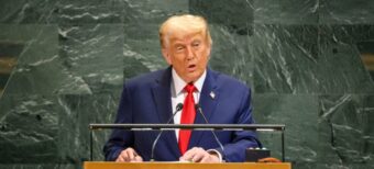 Die Schweiz erwägt die Verlegung von Gold-Veredelung in die USA, um Präsident Trumps Zölle von 39% abzuwenden. Verhandlungen laufen; Exporte, darunter Uhren, sind bereits drastisch gesunken.