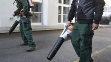 Zürich schränkt Laubbläser ein: Nur noch elektrische Geräte von Oktober bis Dezember erlaubt. Entscheidung mit 61,7 % Mehrheit im Referendum.