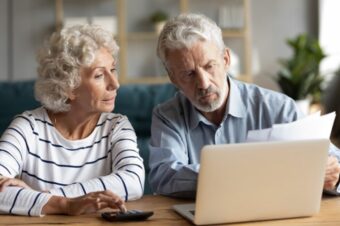 Erfahren Sie, wie das Schweizer 3-Säulen-System für finanzielle Sicherheit im Alter sorgt. Von AHV bis zur privaten Vorsorge – ein Überblick für Ihre Rente.