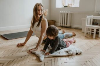 Entdecke kreative Tipps für Heimtraining mit Kindern! Erfahre, wie du Bewegung spielerisch in den Alltag integrierst und welche Übungen am besten geeignet sind.