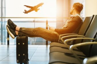 So wählen Sie die beste Reiseversicherung! Erfahren Sie, welche Deckung Sie wirklich brauchen, wie Sie Kosten sparen und was für Reisende in der Schweiz wichtig ist.