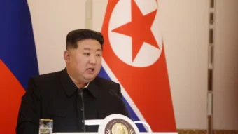 Kim Jong Un nennt Trump erstmals seit dessen Amtseinführung und bietet Gespräche mit den USA an, berichtet Renewz.de unter Berufung auf Reuters.