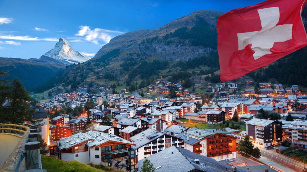Entdecken Sie die Vor- und Nachteile des Lebens in der Schweiz für Einwanderer. Erfahren Sie, warum hohe Gehälter oft von hohen Kosten ausgeglichen werden und wie man soziale Hürden überwinden kann.