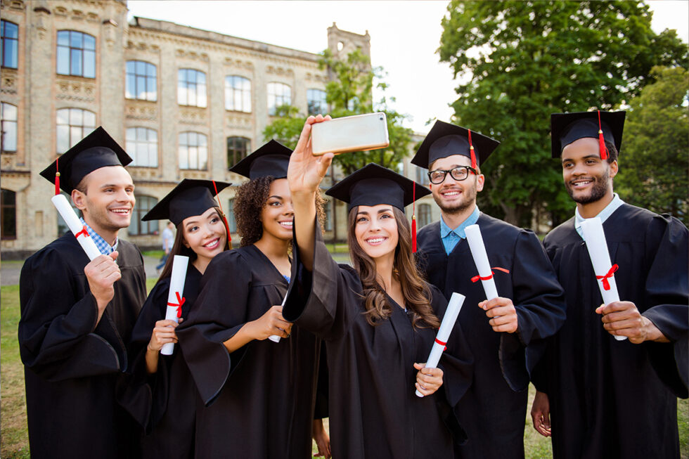 Das Schweizer Bildungssystem: Universitäten vs. Fachhochschulen. Erfahren Sie, welche Ausbildung am besten zu Ihren Zielen passt – von Forschung bis direkter Berufseinstieg.