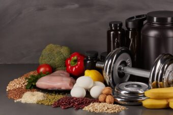 Sporternährung entwickelt sich rasant. Erfahren Sie, welche Trends 2025 dominieren: von personalisierten Plänen bis zu veganen Proteinen und Schweizer Qualität.