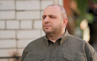 Der Sekretär des Nationalen Sicherheits- und Verteidigungsrates der Ukraine, Rustem Umerow, spricht über den Stand der Verhandlungen mit Russland. Erfahren Sie, warum derzeit nur humanitäre Themen wie der Austausch von Kriegsgefangenen besprochen werden und keine Friedensgespräche.