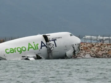 Bei einem schweren Flugzeugungl&uuml;ck am Flughafen Hongkong kam eine Fracht-Boeing 747 von der Piste ab, rammte ein Flughafen-Fahrzeug und st&uuml;rzte ins Meer. Zwei Insassen starben. Die Crew ist gerettet.