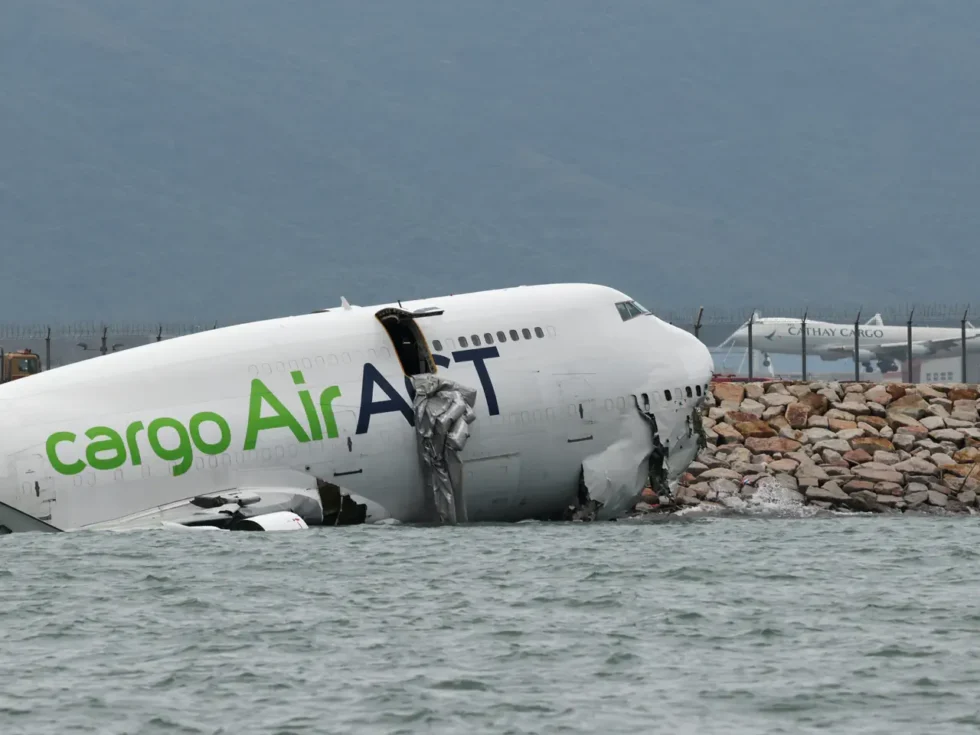 Bei einem schweren Flugzeugunglück am Flughafen Hongkong kam eine Fracht-Boeing 747 von der Piste ab, rammte ein Flughafen-Fahrzeug und stürzte ins Meer. Zwei Insassen starben. Die Crew ist gerettet.