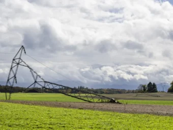 Sturm „Benjamin“ fegt über die Schweiz: Böen bis 150 km/h, Verkehrschaos, Stromausfälle und Schäden in mehreren Kantonen.