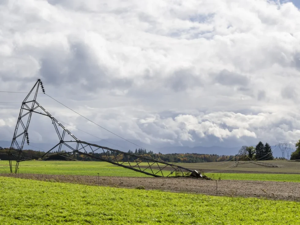 Sturm „Benjamin“ fegt über die Schweiz: Böen bis 150 km/h, Verkehrschaos, Stromausfälle und Schäden in mehreren Kantonen.